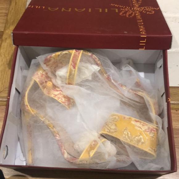 Liliana Gold Floral Print Stilettos- Size 9 - Picture 8 of 11